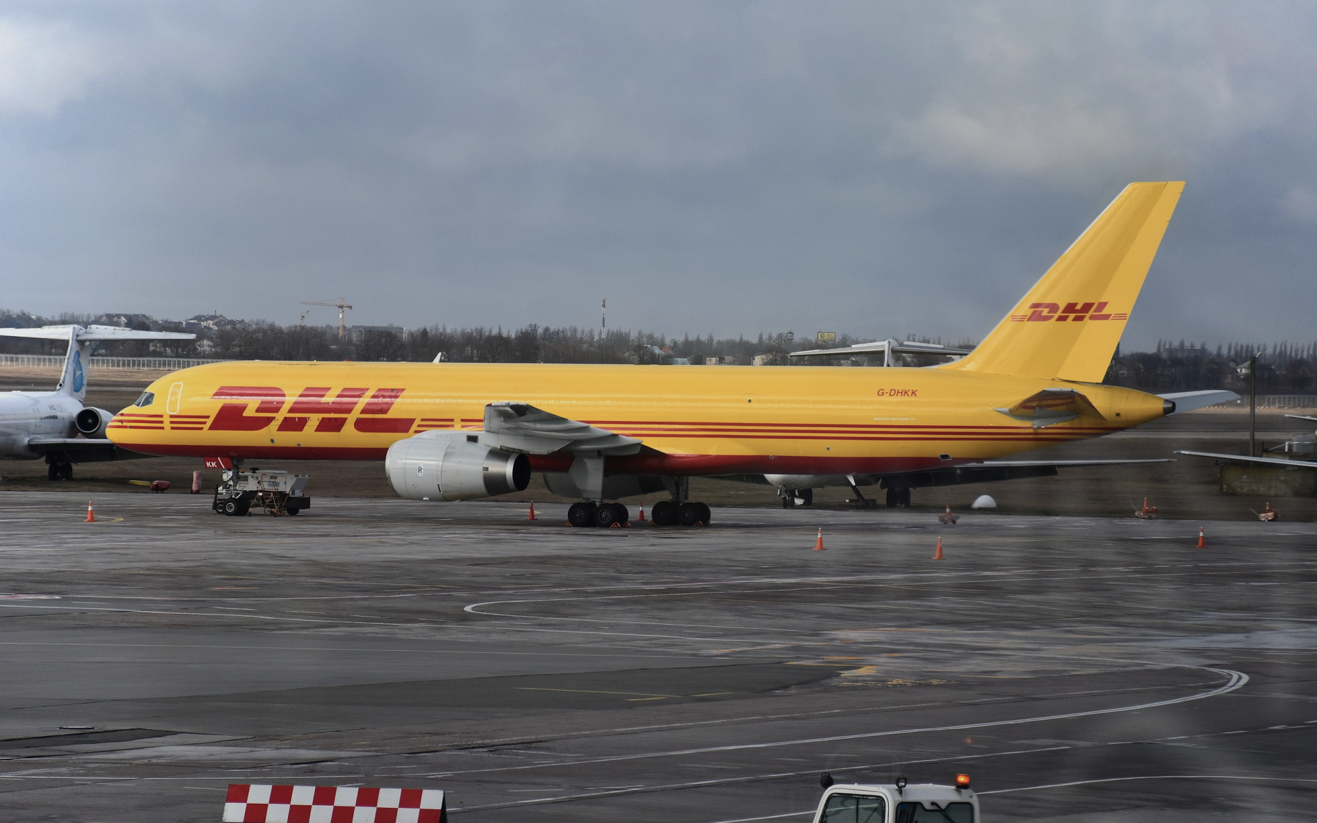 DHL: sending documents abroad