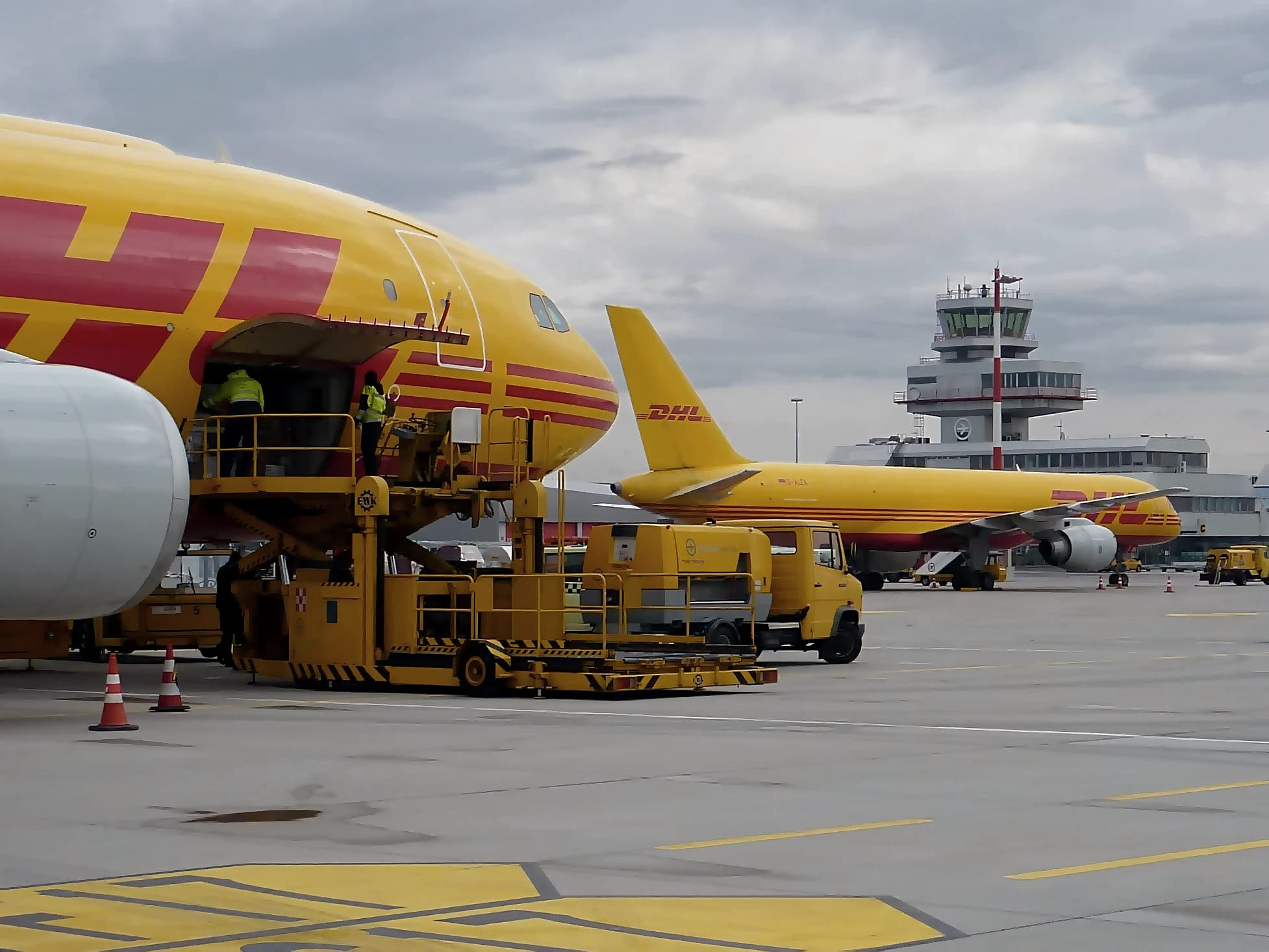 Доставка документів за кордон та в Україну | Міжнародна експрес доставка документів DHL – SEMERO