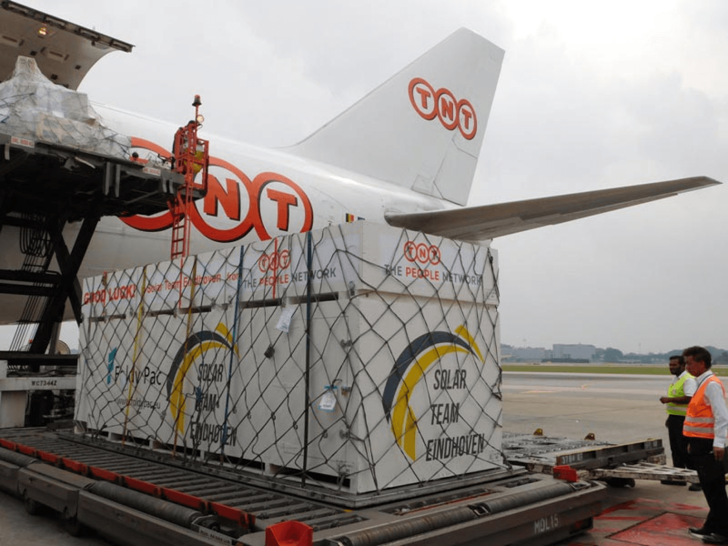 Air delivery of parcels and freight